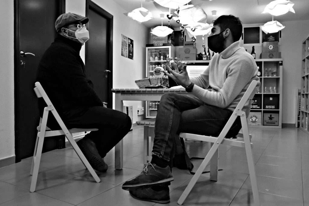 Carlos González, dueño de La Atlántica, en conversación con el periodista Pablo J. Rañales en su tienda de Santiago. 
