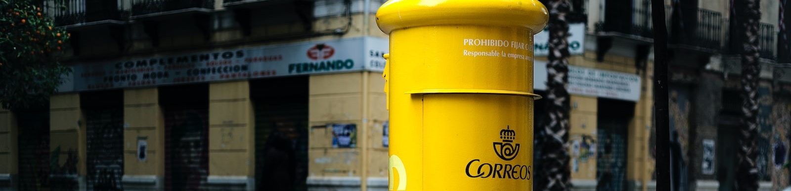 Caja de la empresa española de distribución de paquetería Correos en una vía pública
